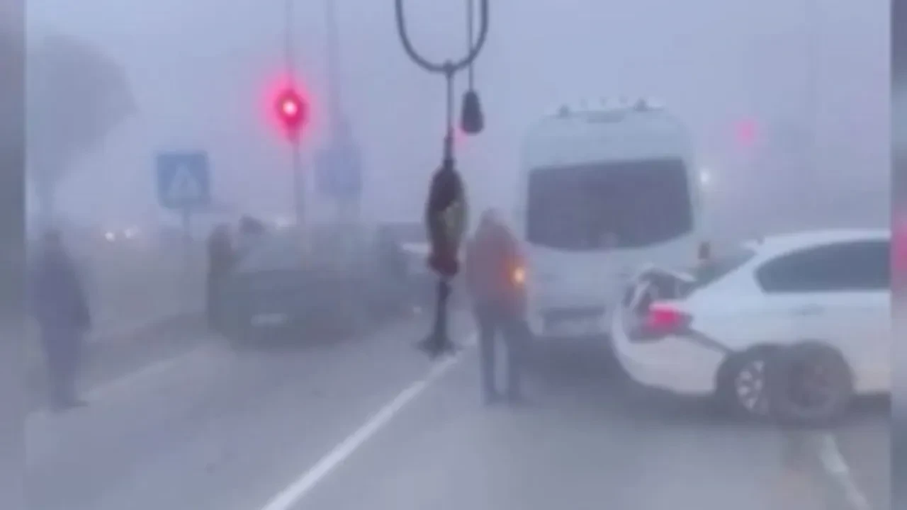 Ankara'da 4 araç birbirine girdi! Yoğun siste feci kaza 