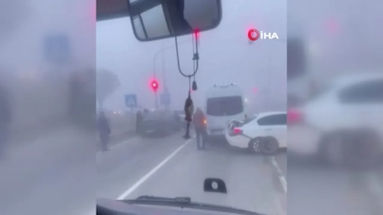 Ankara'da 4 araç birbirine girdi! Yoğun siste feci kaza