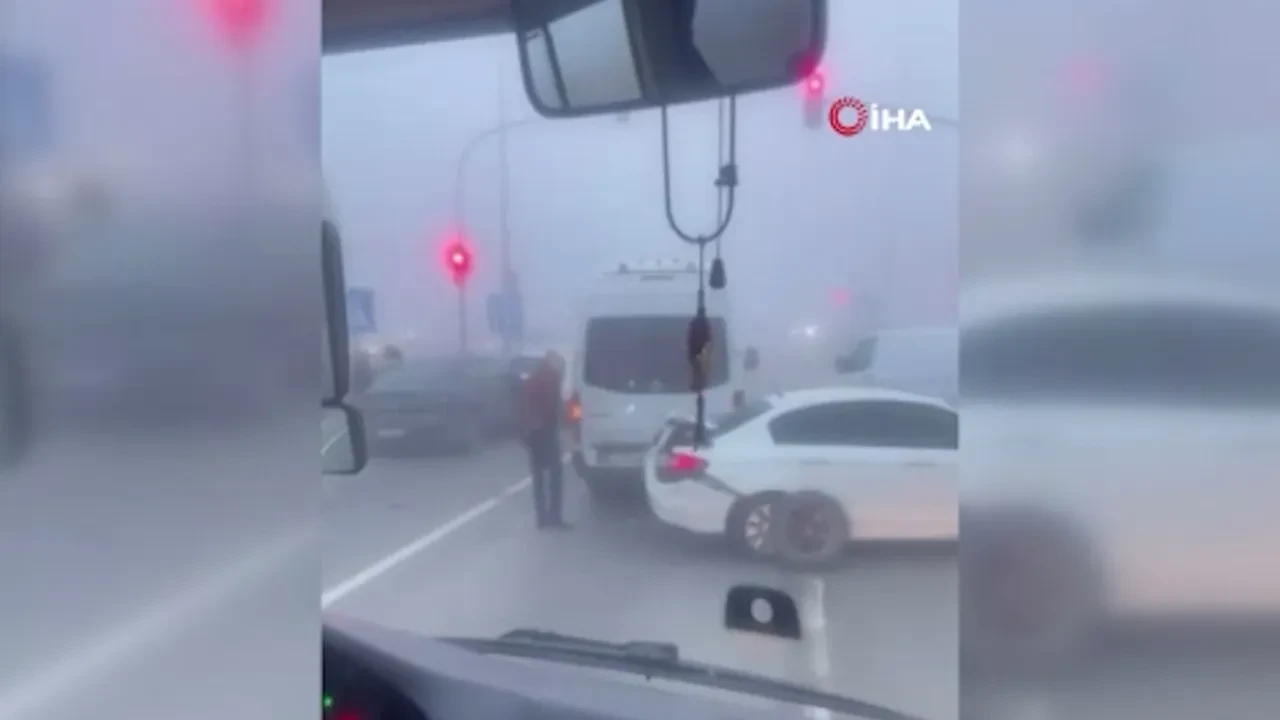 Ankara'da 4 araç birbirine girdi! Yoğun siste feci kaza