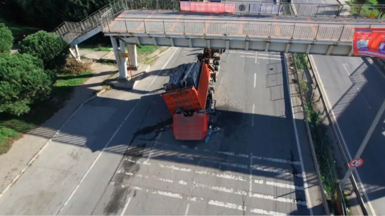 Avcılar'da cadde trafiğe kapandı! Tır üst geçide çarptı 