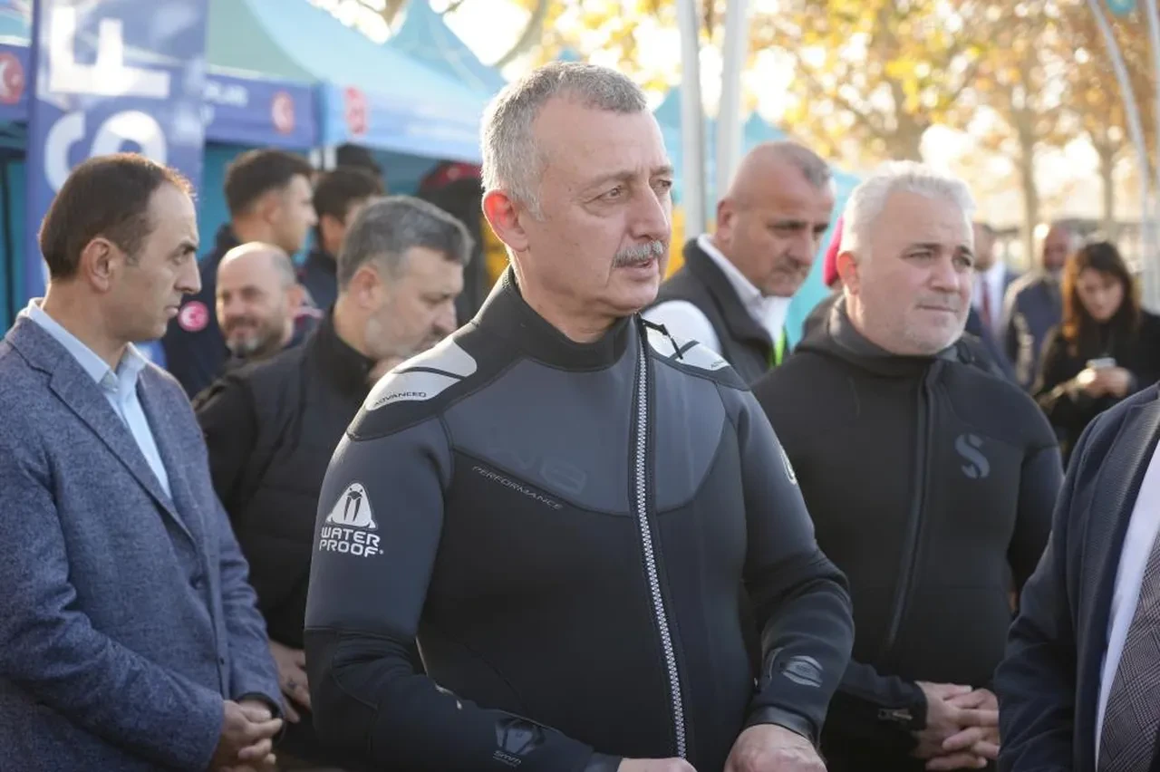 Belediye başkanı dalgıç kostümü giydi körfezin dibine baktı! Gördüğü manzara karşısında şaşkına döndü