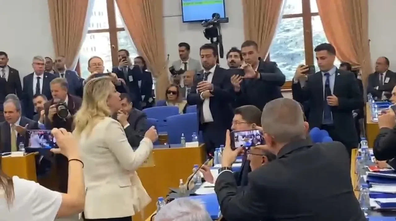 Bütçe görüşmelerinde gerginlik! Bakan Tunç'tan CHP'li vekile tepki: Şov yapmayın