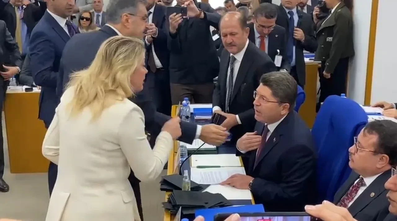 Bütçe görüşmelerinde gerginlik! Bakan Tunç'tan CHP'li vekile tepki: Şov yapmayın