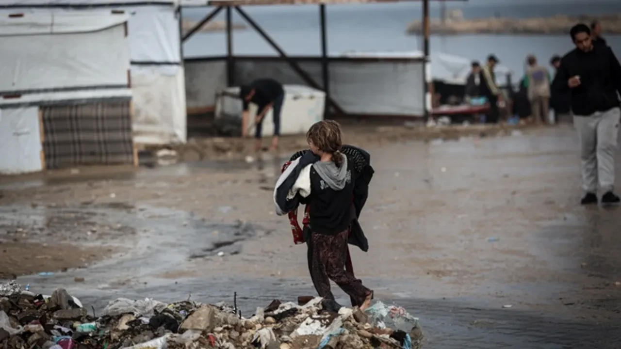 Gazze'de yoğun yağış nedeniyle çadırlar göle döndü! 