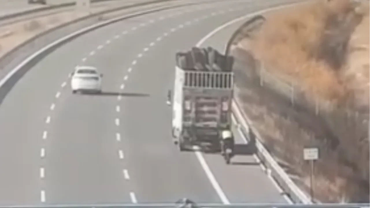 Görüntüler 'pes' dedirtti! Benzini biten motoru kurtarma girişimi kameralara yansıdı!