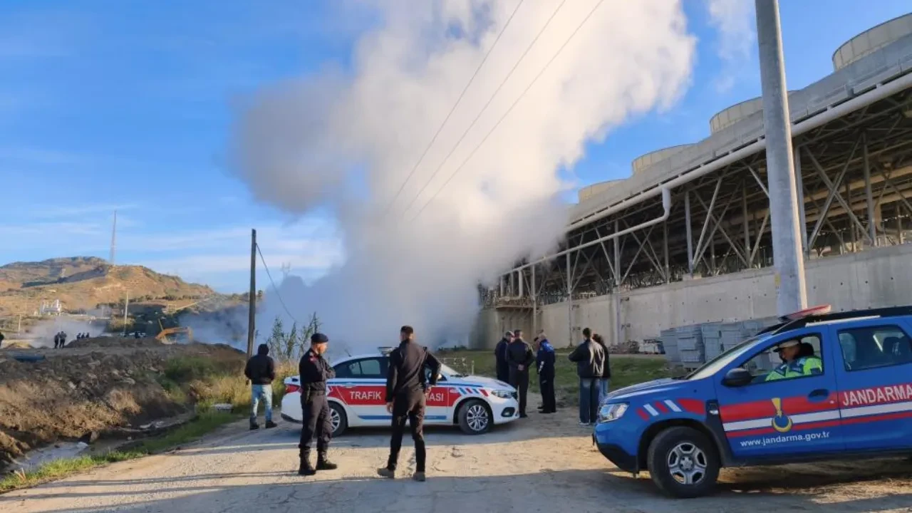 Jeotermal hat bomba gibi patladı! 170 derecelik su her yere yayıldı