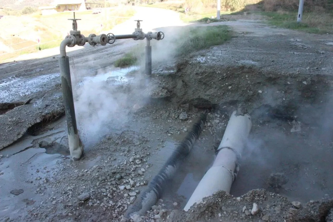 Jeotermal hat bomba gibi patladı! 170 derecelik su her yere yayıldı