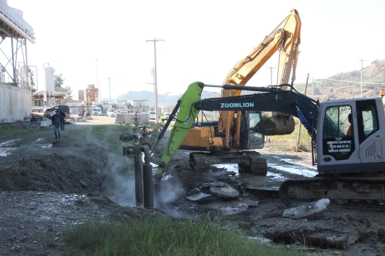 Jeotermal hat bomba gibi patladı! 170 derecelik su her yere yayıldı