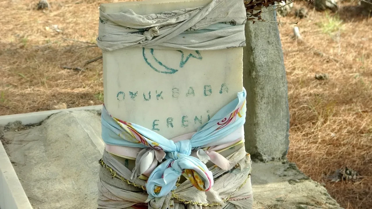 Kaçak kazıyla delik deşik ettiler! 300 yıllık türbeye neler olduğu merak konusu