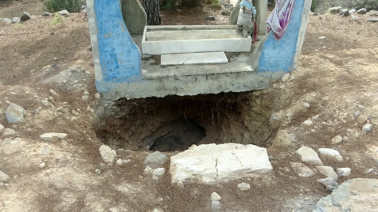 Kaçak kazıyla delik deşik ettiler! 300 yıllık türbeye neler olduğu merak konusu