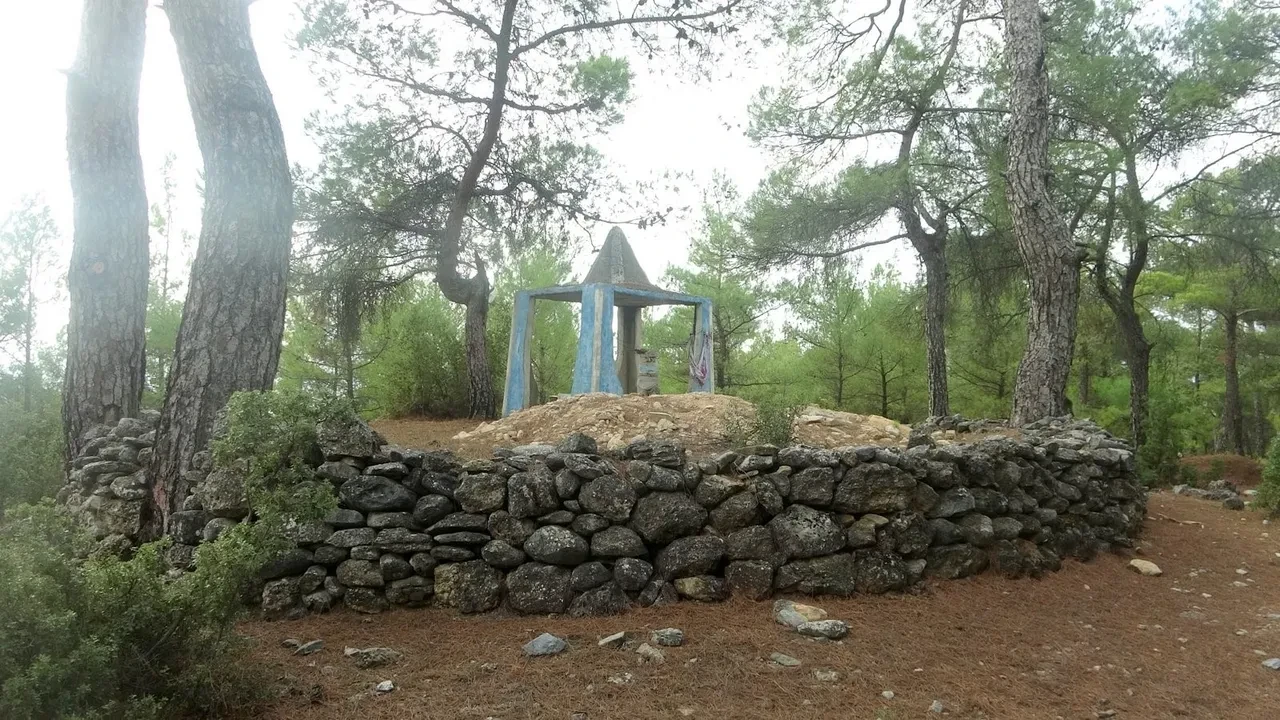 Kaçak kazıyla delik deşik ettiler! 300 yıllık türbeye neler olduğu merak konusu