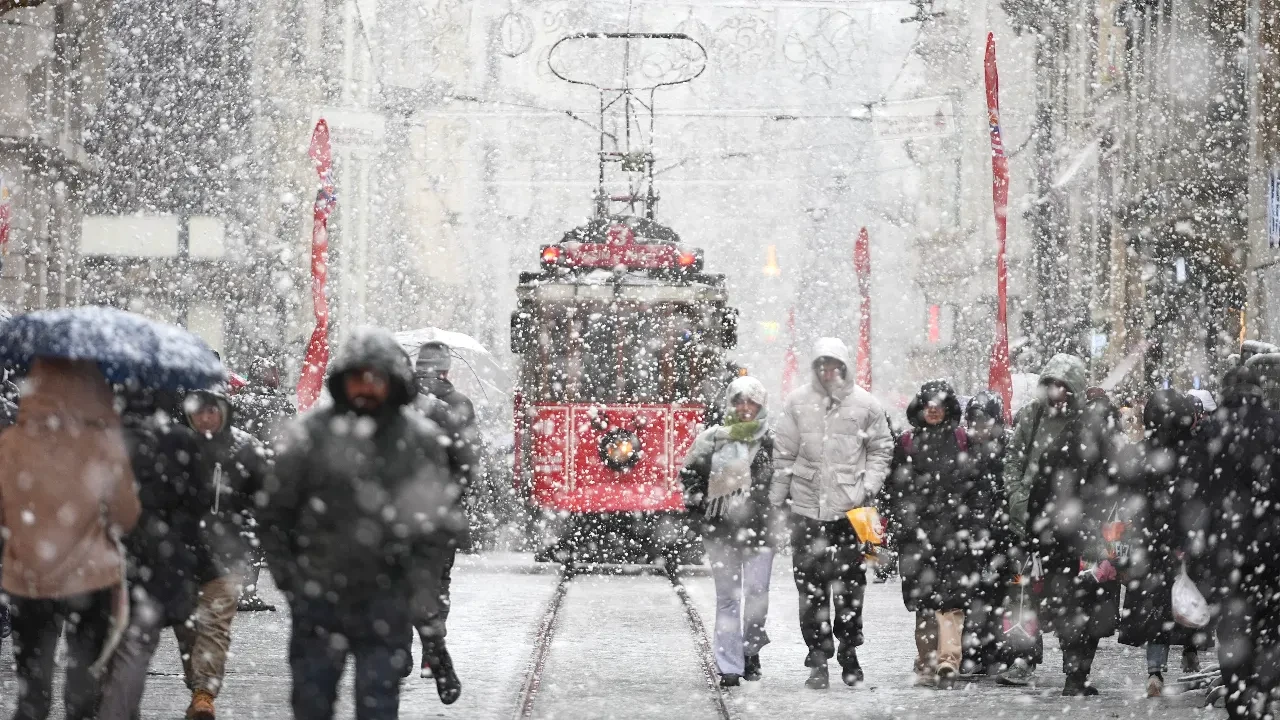 Kar bulutları İstanbul'a geliyor! Tahminler değişti, yeni tarih verildi: Kar kalınlığı 20 santimetreyi bulacak