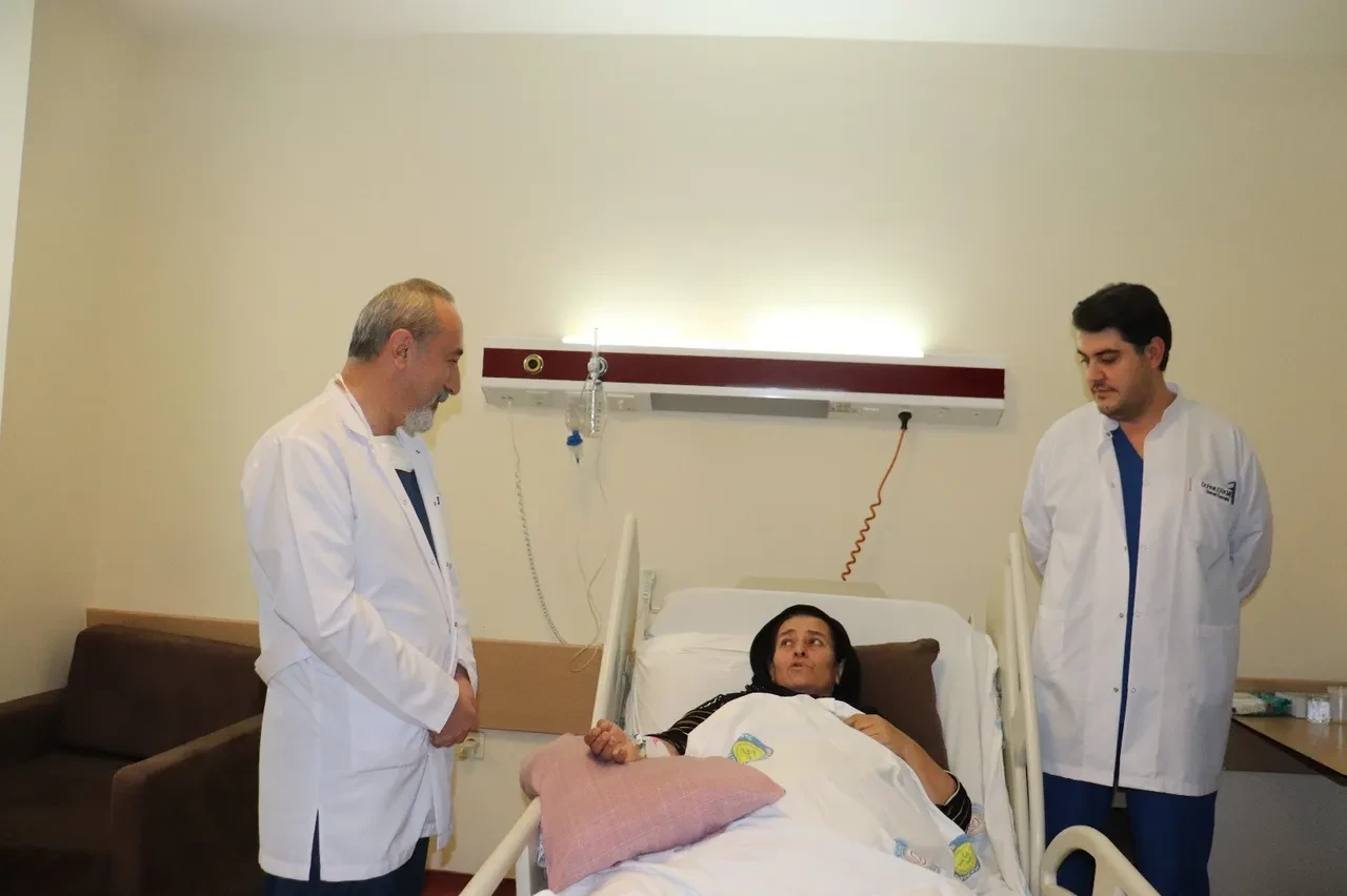 Karın ağrısıyla hastaneye gitti, ameliyatla çıkarılanlar şaşırttı! Tam 15 kilo 800 gram