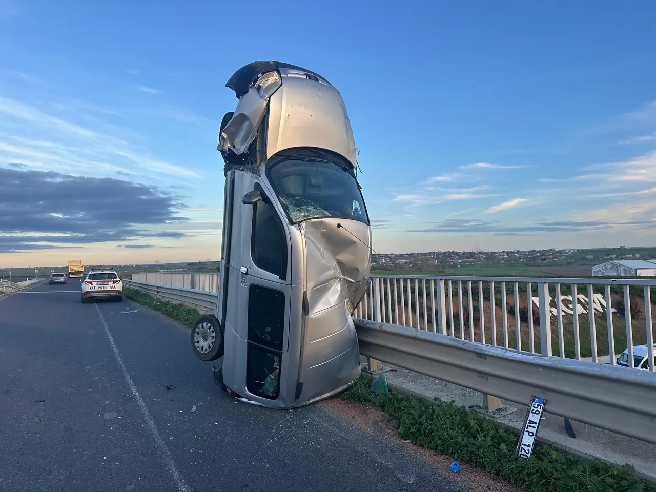 Kaza yapan araç şaha kalktı! Tekirdağ'da şaşkına çeviren kaza