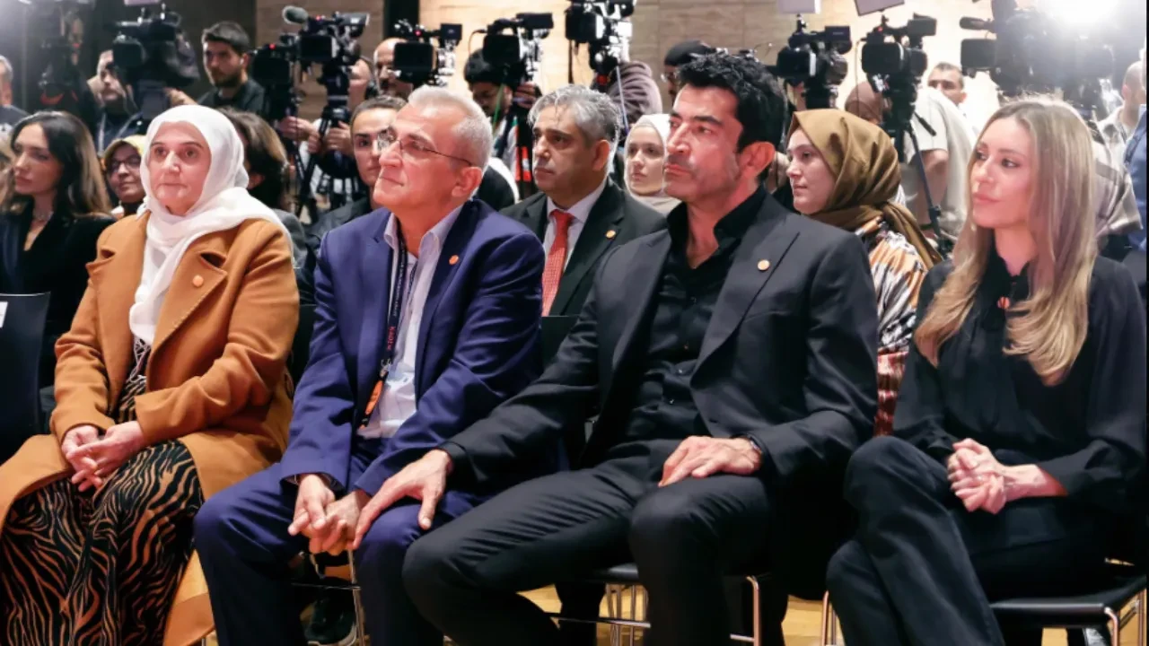 Kenan İmirzalıoğlu KADEM gecesinde gözyaşlarına boğuldu! Sinem Kobal eşinin elini bir saniye olsun bırakmadı 