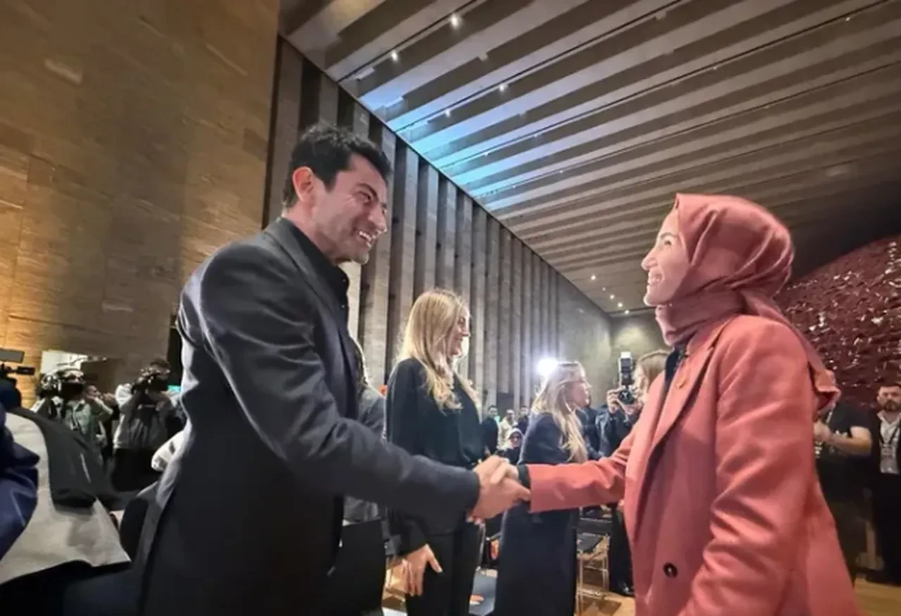 Kenan İmirzalıoğlu KADEM gecesinde gözyaşlarına boğuldu! Sinem Kobal eşinin elini bir saniye olsun bırakmadı 