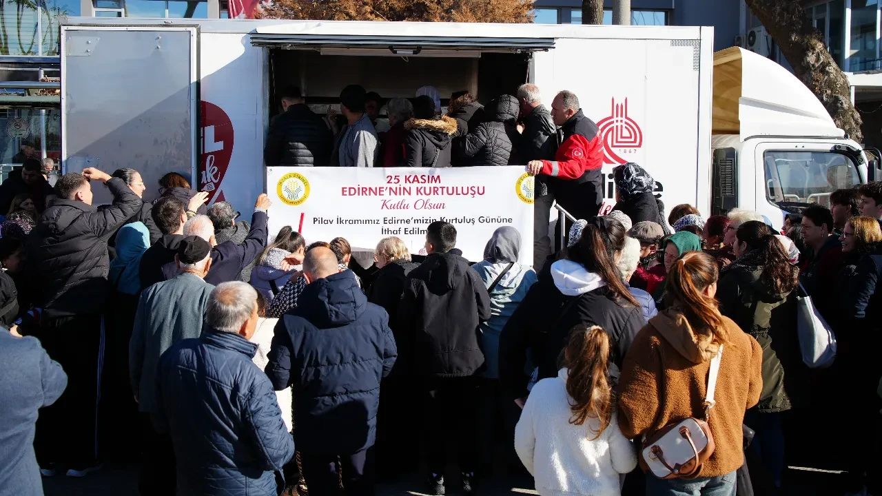 Kurtuluş kutlamasında izdiham! Ezilme tehlikesini göze aldıkları şey hayrete düşürdü