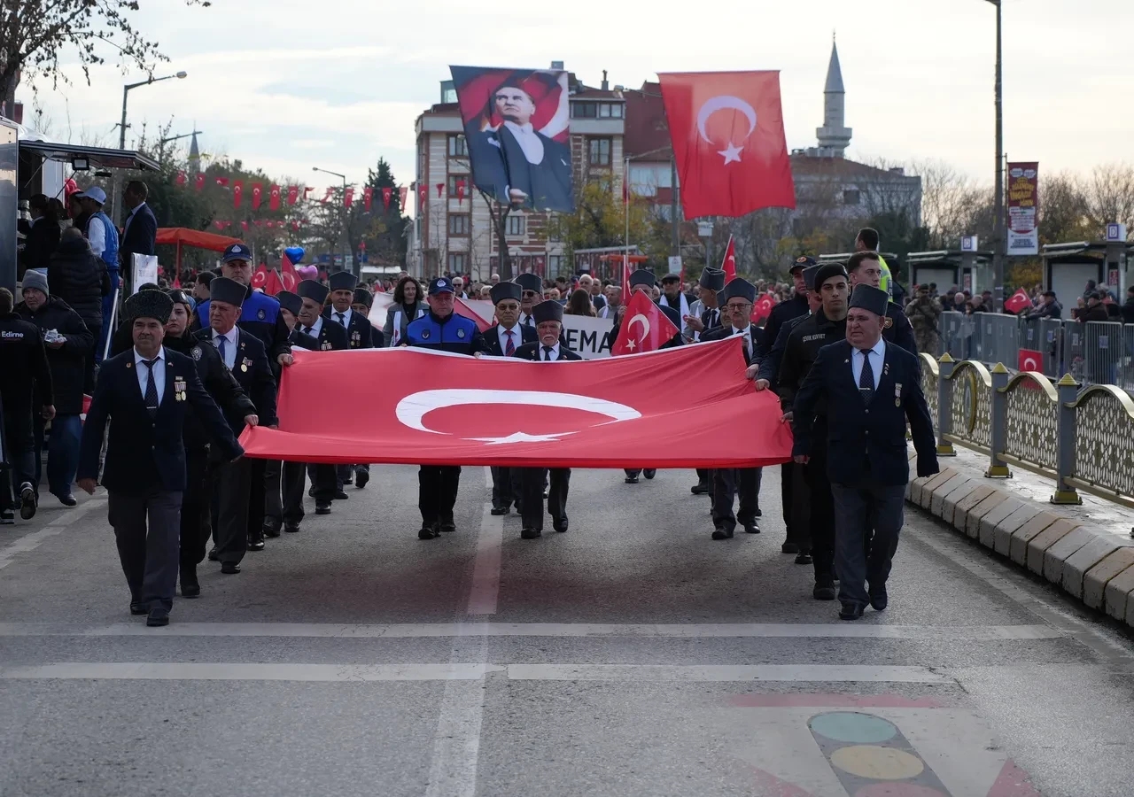 Kurtuluş kutlamasında izdiham! Ezilme tehlikesini göze aldıkları şey hayrete düşürdü