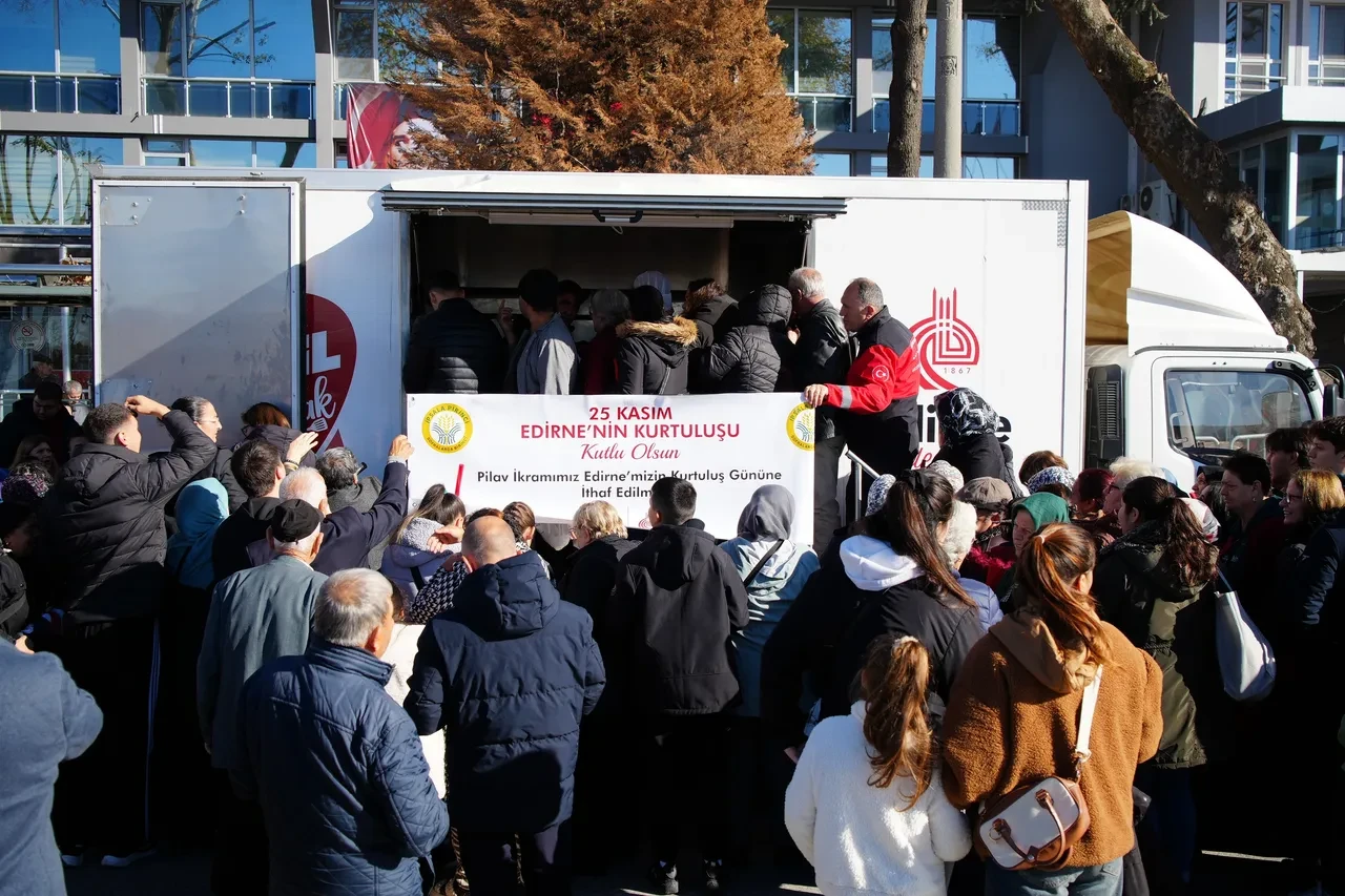 Kurtuluş kutlamasında izdiham! Ezilme tehlikesini göze aldıkları şey hayrete düşürdü