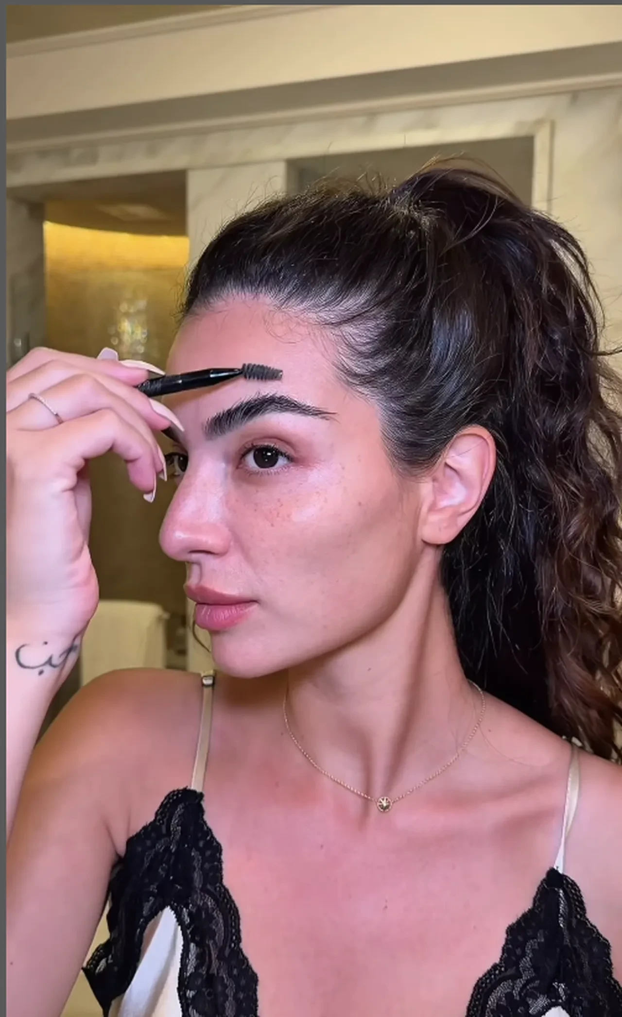 Melisa Aslı Pamuk makyajsız haliyle sosyal medyayı salladı! 