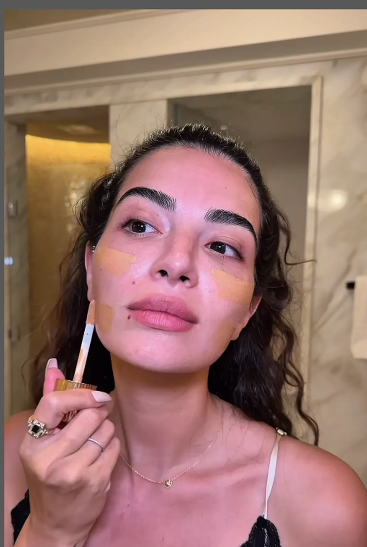 Melisa Aslı Pamuk makyajsız haliyle sosyal medyayı salladı! 