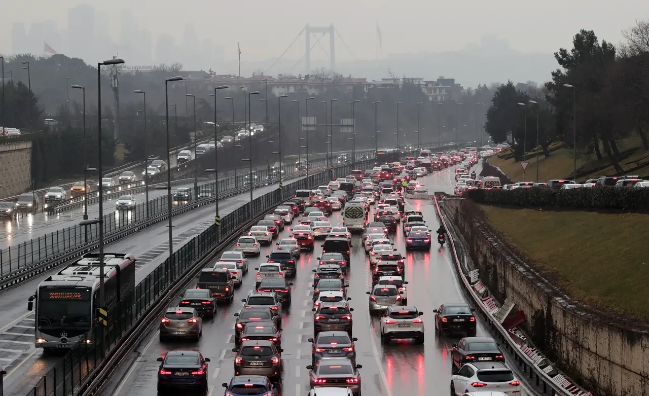 Motorine büyük indirim! Tabelaya resmen yansıdı: İşte 25 Kasım akaryakıt fiyatları