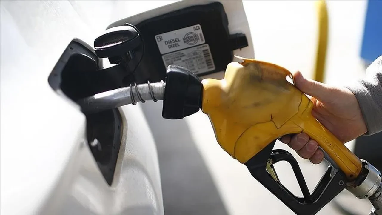 Motorine büyük indirim! Tabelaya resmen yansıdı: İşte 25 Kasım akaryakıt fiyatları