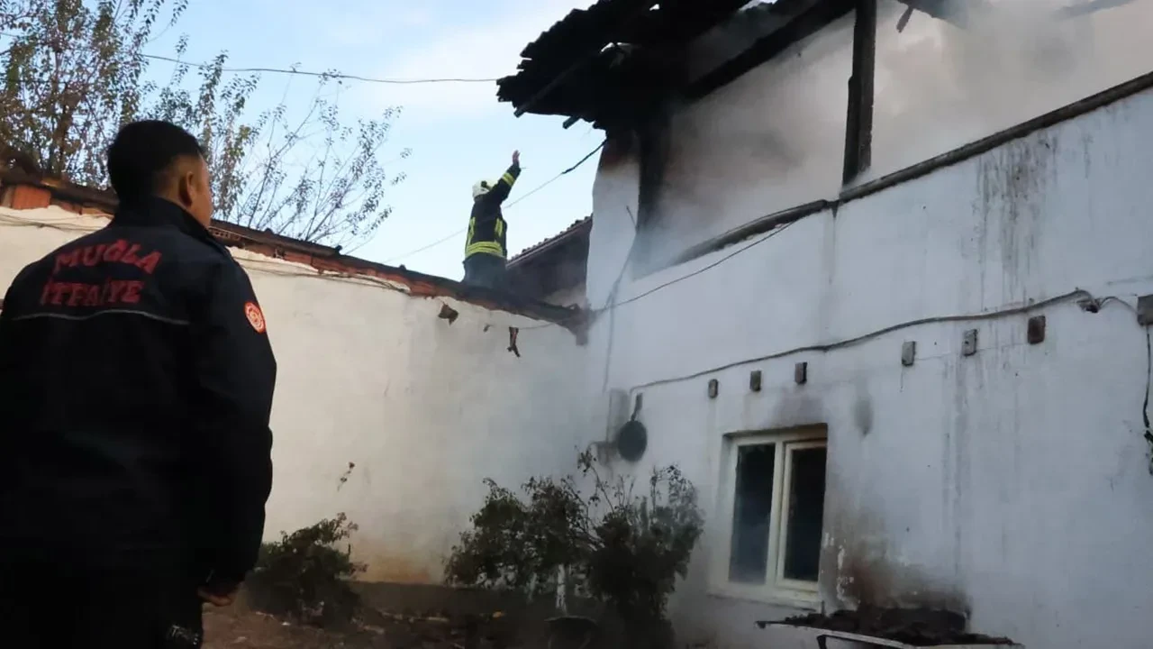 Muğla'daki yangında iki ev kullanılamaz hale geldi