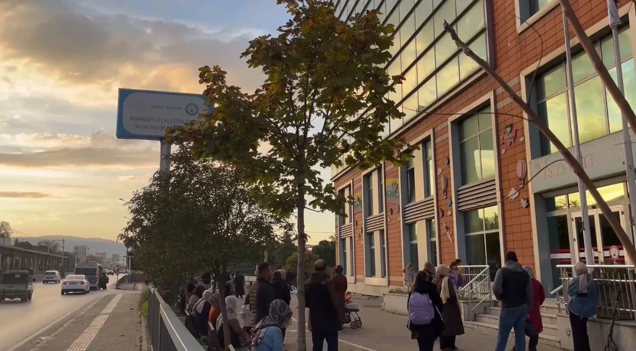 Okulda profiterol yiyen 8 öğrenci fenalaştı! Kantinde tarihi geçmiş ürünler bulundu