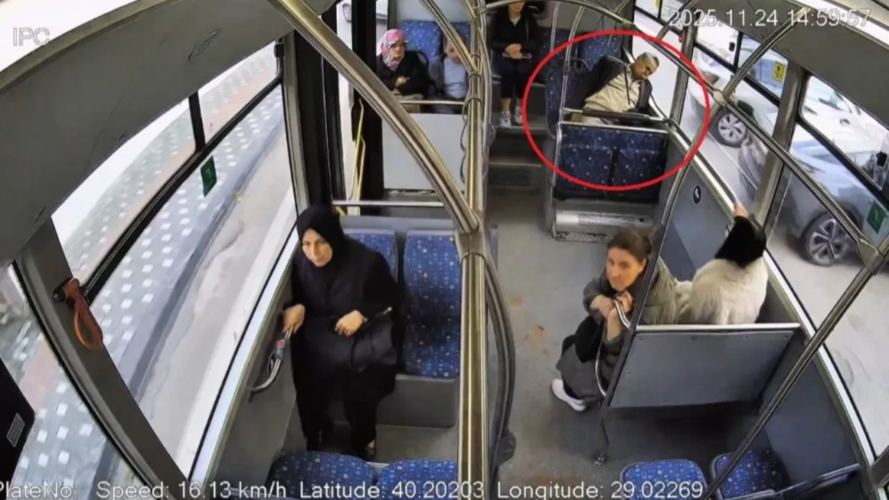 Otobüste fenalaşan yaşlı adamı şoför kurtardı! Bursa'da saniyelerle yarış kameralara yansıdı
