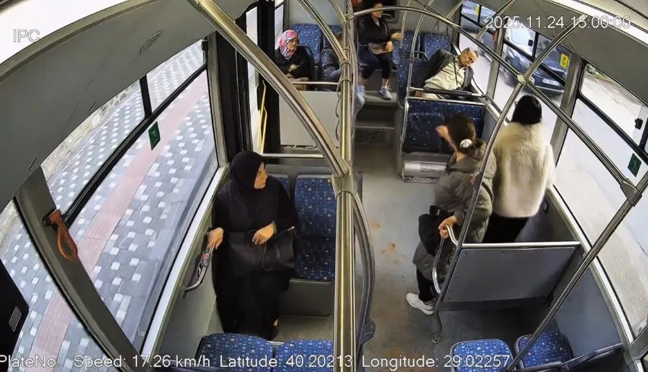 Otobüste fenalaşan yaşlı adamı şoför kurtardı! Bursa'da saniyelerle yarış kameralara yansıdı