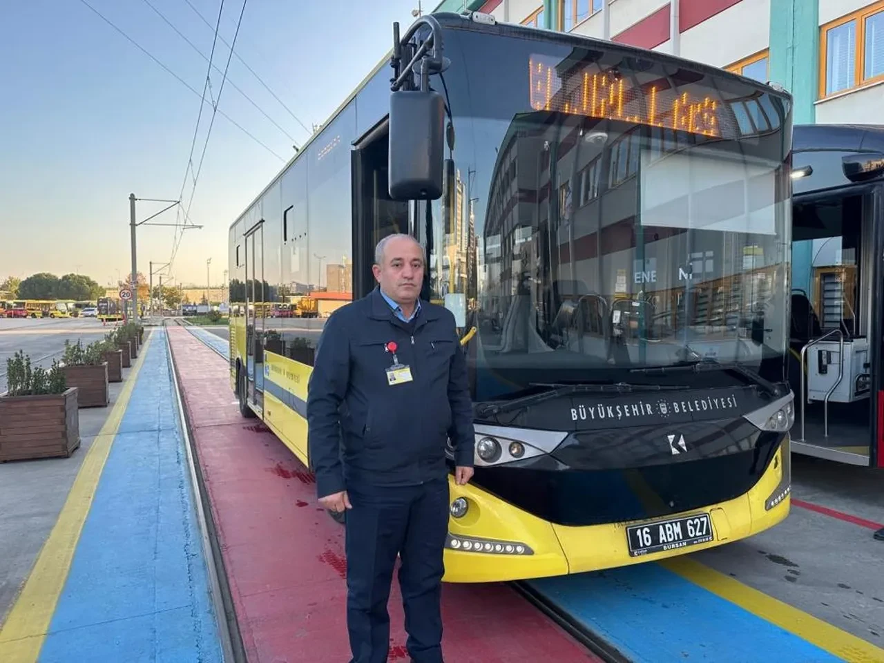 Otobüste fenalaşan yaşlı adamı şoför kurtardı! Bursa'da saniyelerle yarış kameralara yansıdı