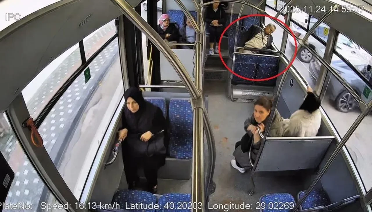 Otobüste fenalaşan yaşlı adamı şoför kurtardı! Bursa'da saniyelerle yarış kameralara yansıdı