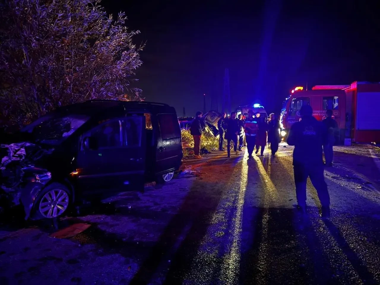 Sakarya'da çarpışan araçlar hurdaya döndü: 1 ölü, 2 yaralı