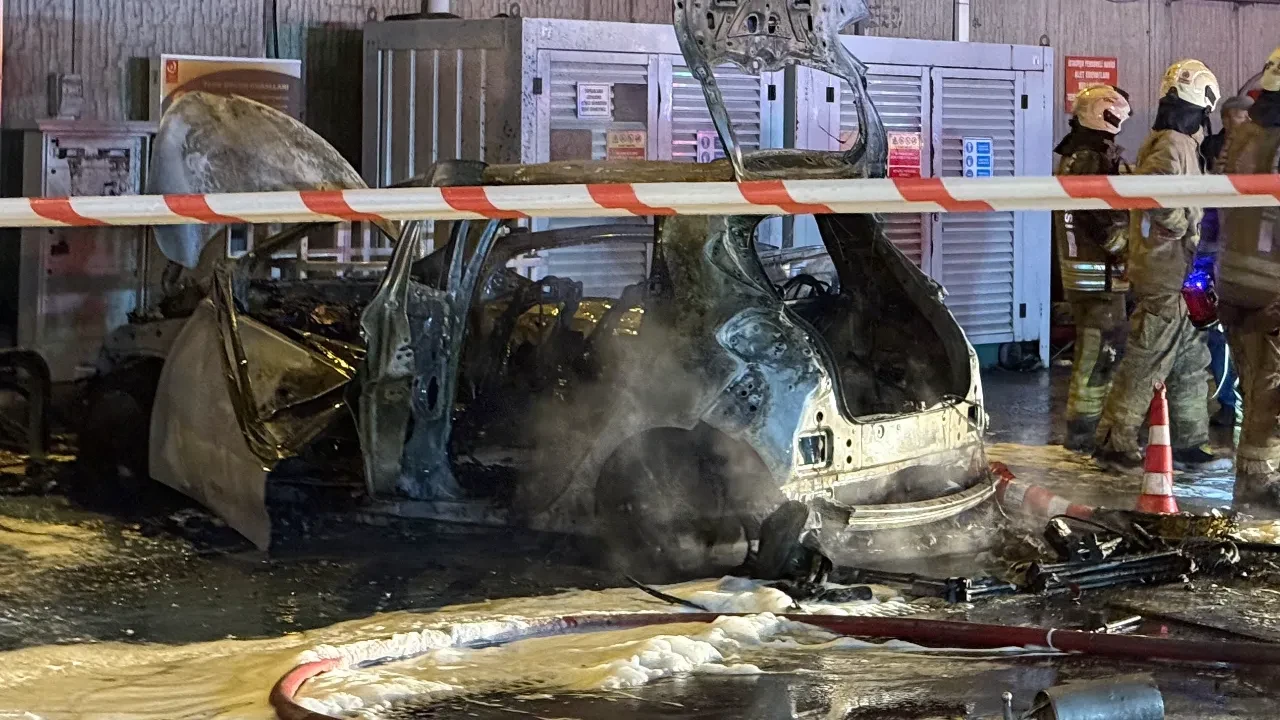 Akaryakıt istasyonunda korku dolu anlar! Şarjdaki araç alev aldı