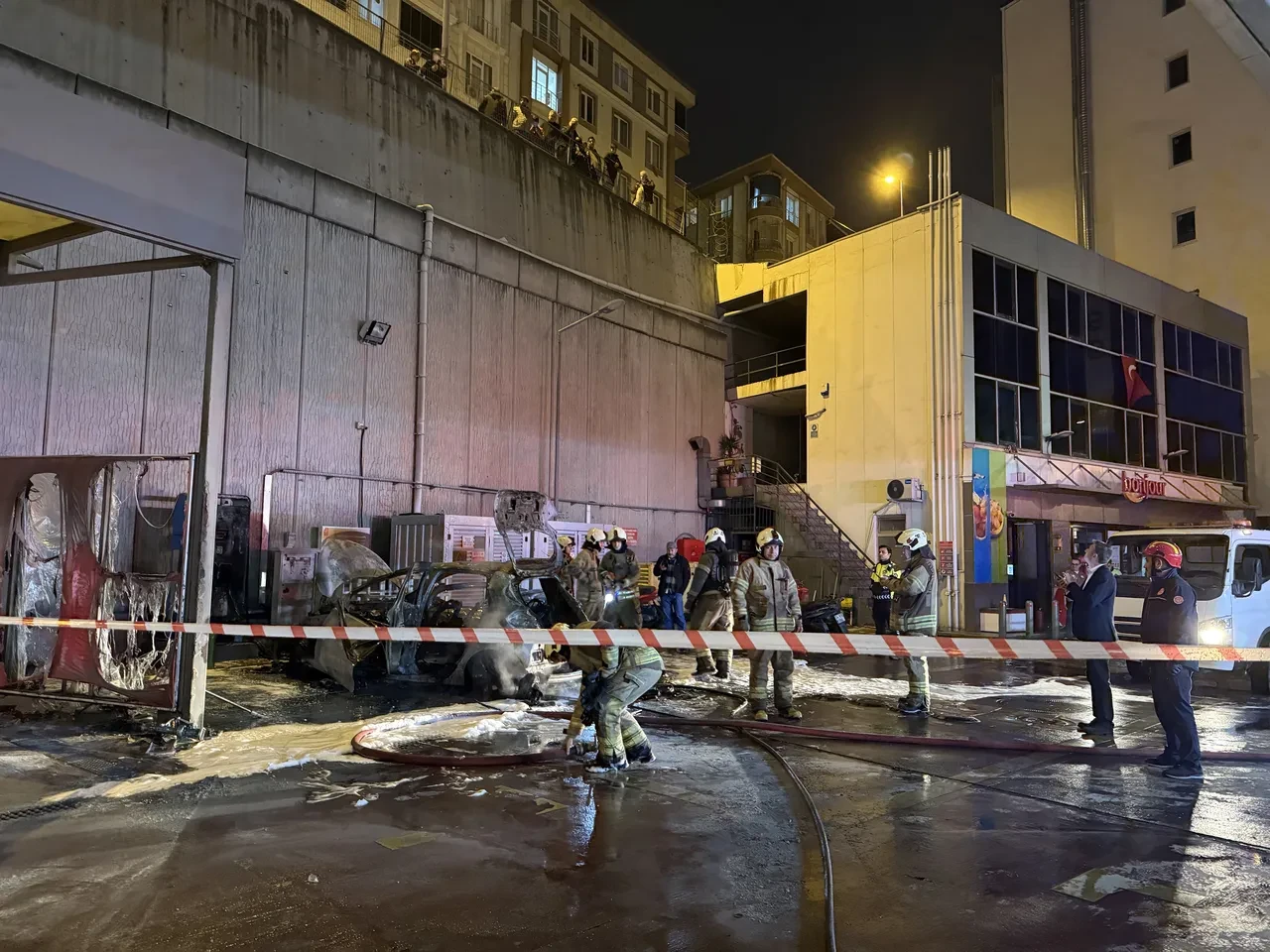 Akaryakıt istasyonunda korku dolu anlar! Şarjdaki araç alev aldı