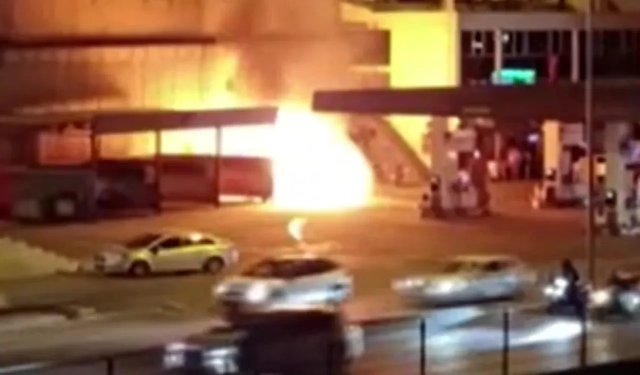 Akaryakıt istasyonunda korku dolu anlar! Şarjdaki araç alev aldı