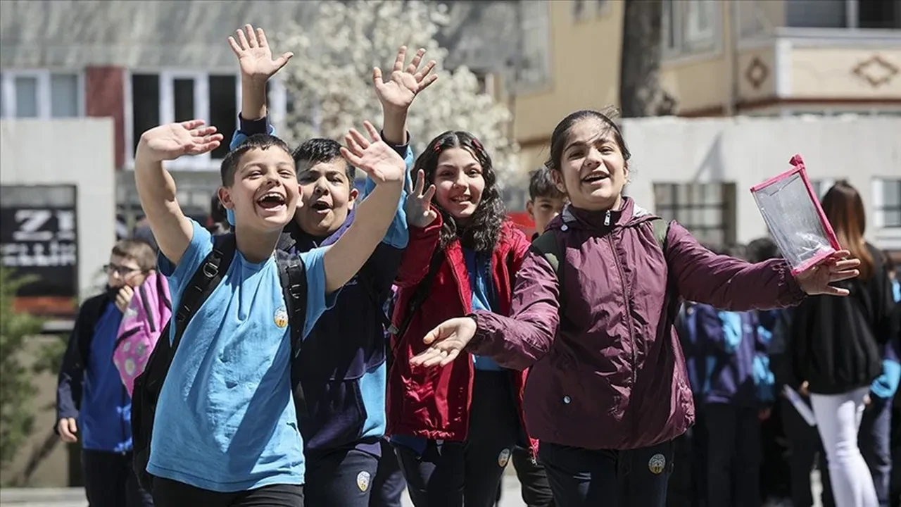 Bakan Tekin'den revizyon sinyali: Okullarda ara tatil kalkabilir