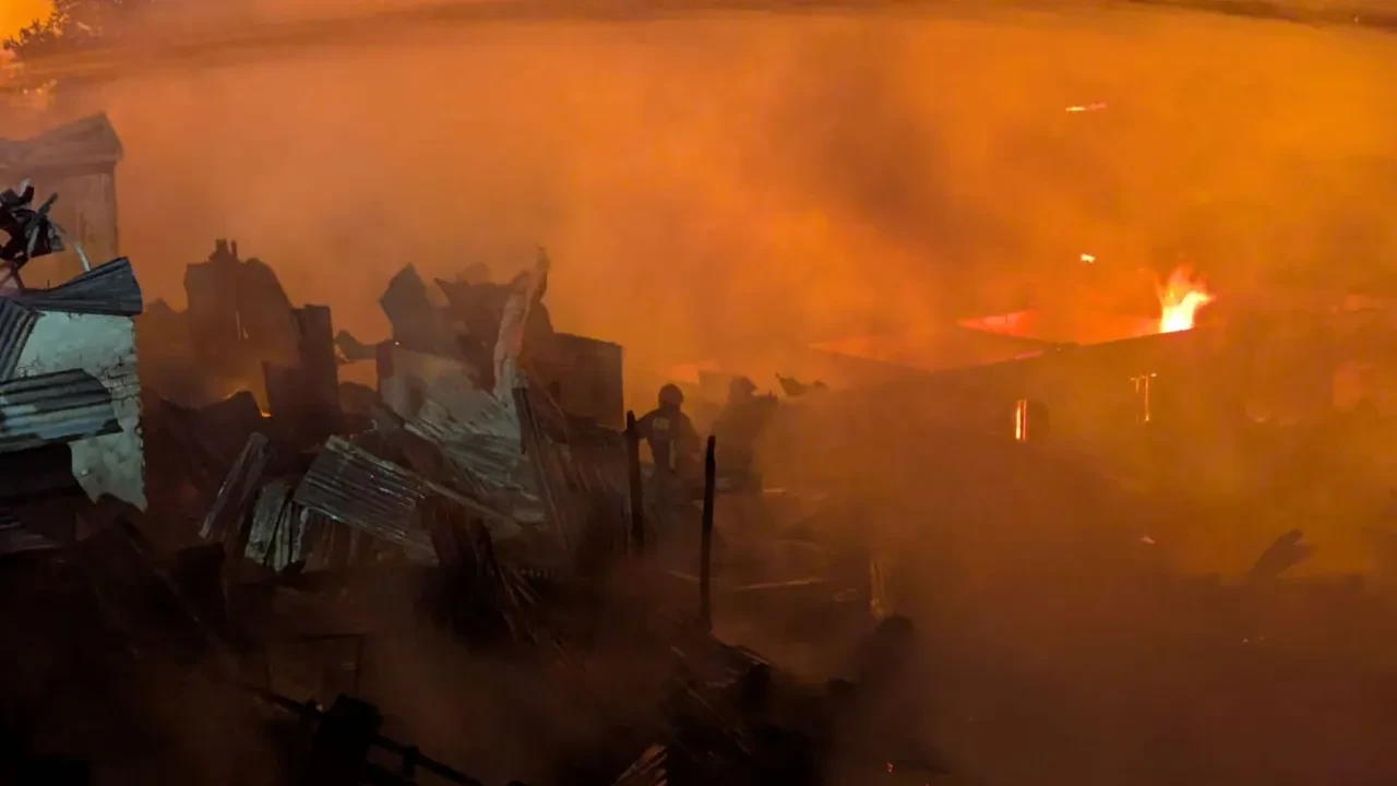 Bir mahalle bu yangınla yok oldu: 1500 ev küle döndü