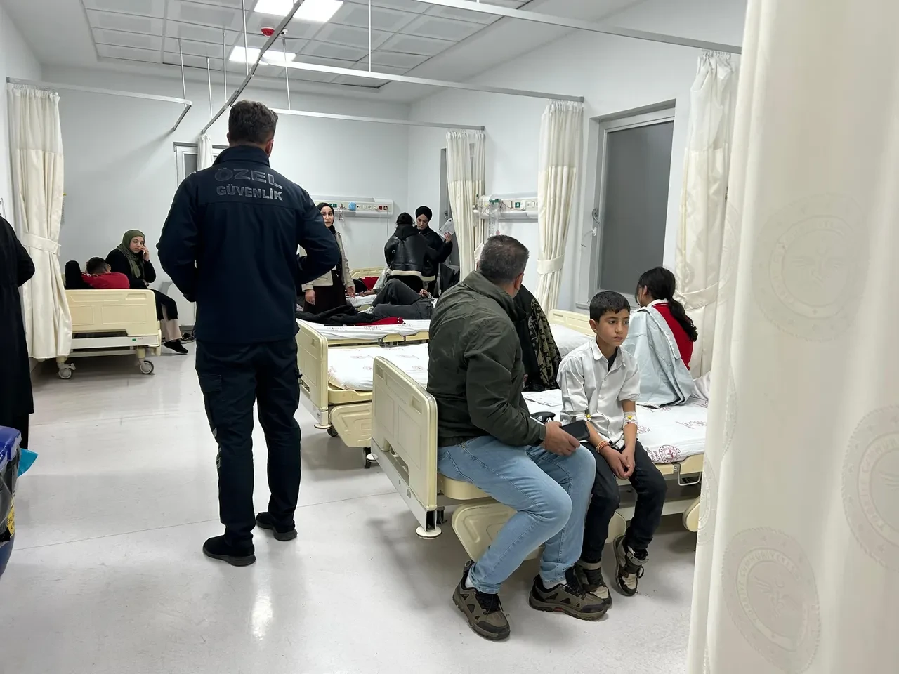 Bir zehirlenme faciası daha! Okul yemekhanesinden yiyen 120 öğrenci hastanelik oldu!