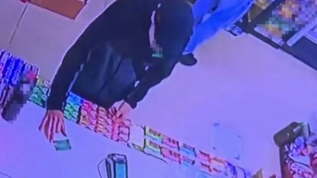 Çalıntı kartla vurgun! Market sahibi şoke oldu: Tezgaha bırakıp kaçtılar