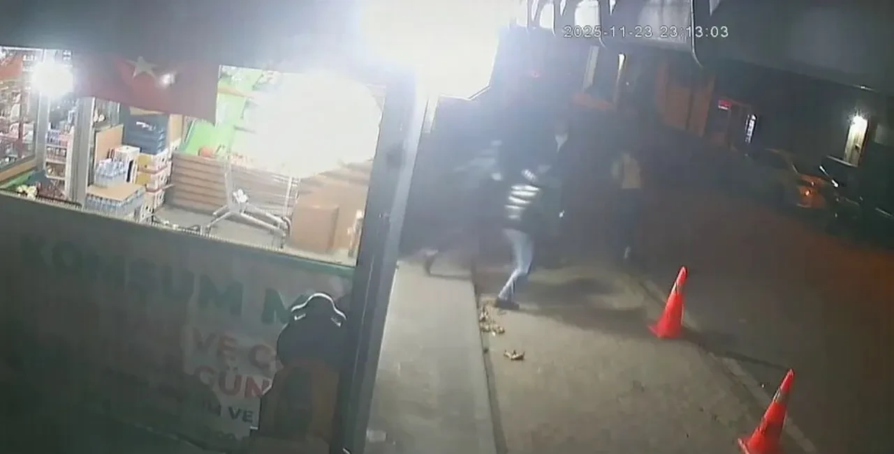 Çalıntı kartla vurgun! Market sahibi şoke oldu: Tezgaha bırakıp kaçtılar