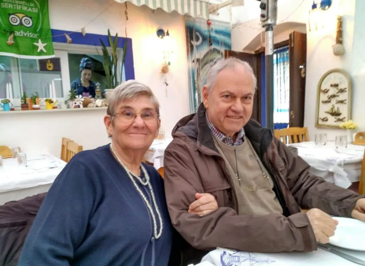 Canan Karatay ve oğlunun zor anları! Eşinin cenazesinde konuşmakta güçlük çekti  