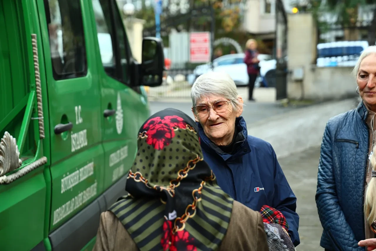 Canan Karatay ve oğlunun zor anları! Eşinin cenazesinde konuşmakta güçlük çekti  