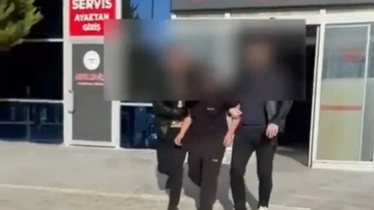 Canlı yayında Türk bayrağı ve Kuran-ı Kerim yakmaya çalıştı! Görüntüler emniyeti harekete geçirdi