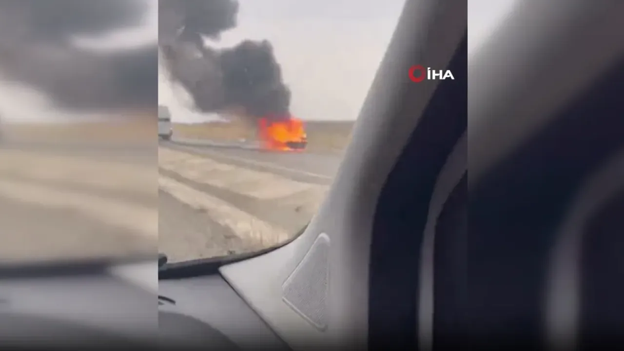 Diyarbakır’da seyir halindeki otomobil alev topuna döndü! O anlar kamerada