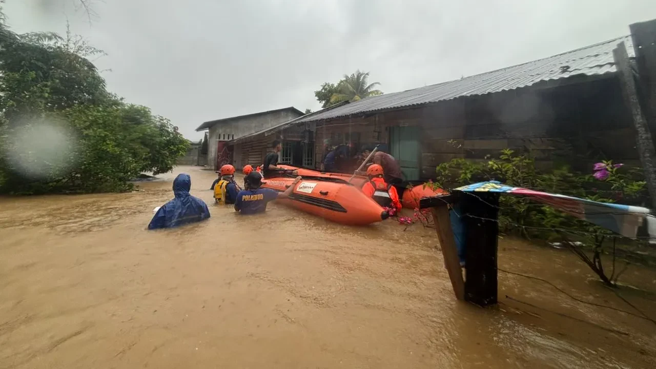 Endonezya sele teslim oldu! Çok sayıda ölü var
