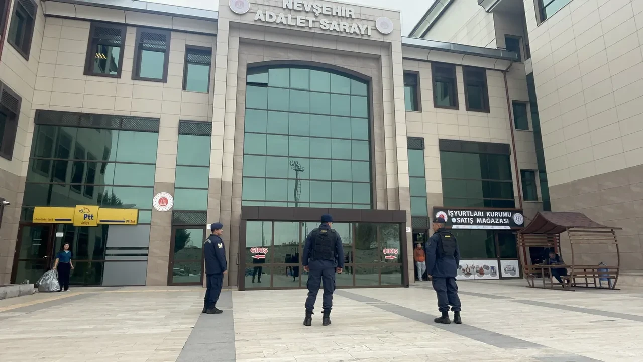 Eşi tarafından bıçaklanan adam, karısını adliye önünde pompalı tüfekle bekledi 