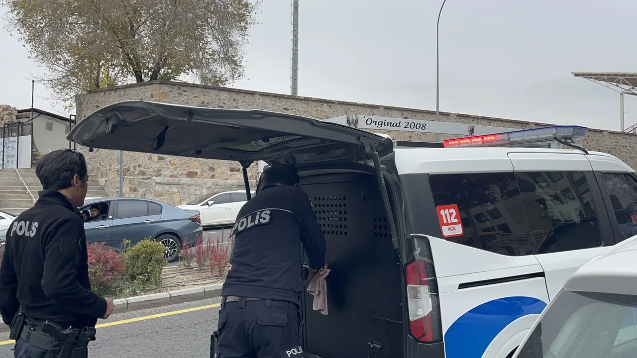 Eşi tarafından bıçaklanan adam, karısını adliye önünde pompalı tüfekle bekledi 