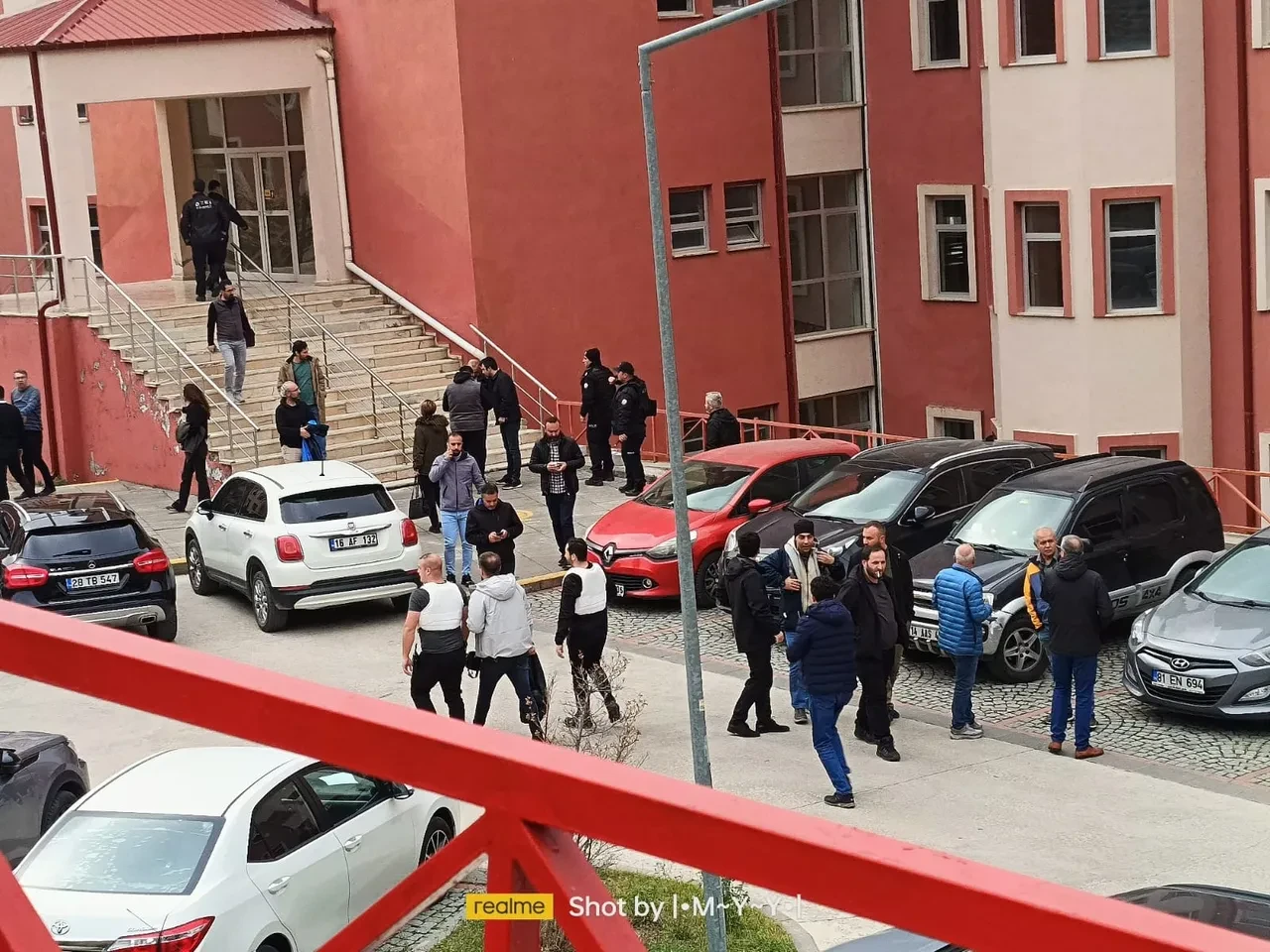 Gümüşhane Üniversitesi’nde silahlı personel memuru rehin aldı! 